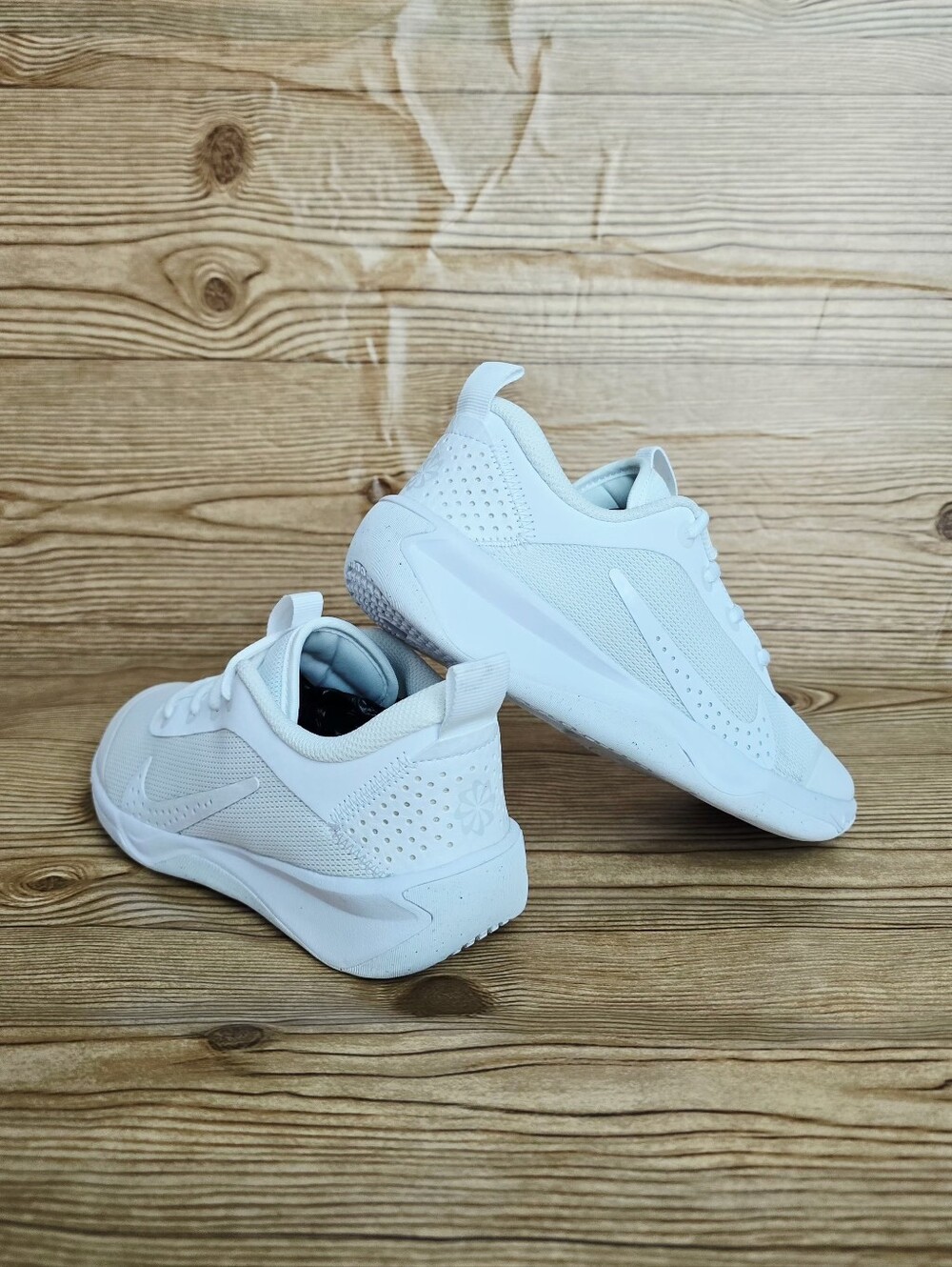 Nike Omni Multi-Court'White Pure Platinum' - Picture 5 of 9